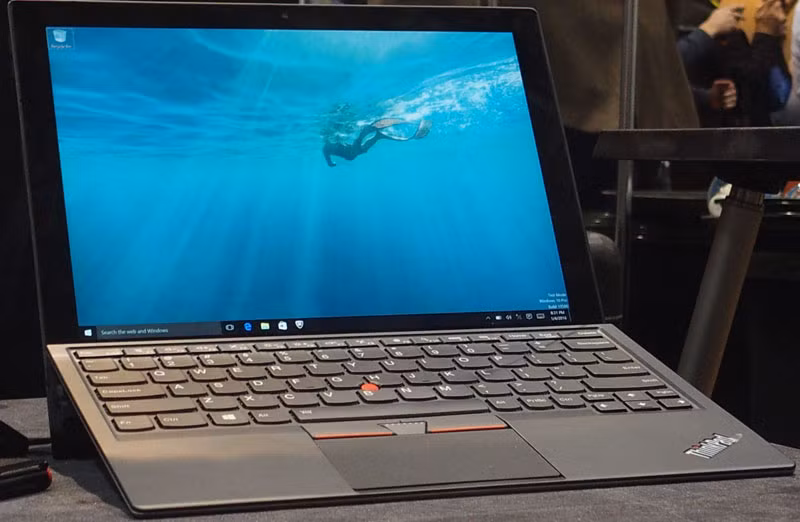 X1 Tablet có phần chân đế được thiết kế linh hoạt giúp nó có thể dựng được ở nhiều chế độ khác nhau.
