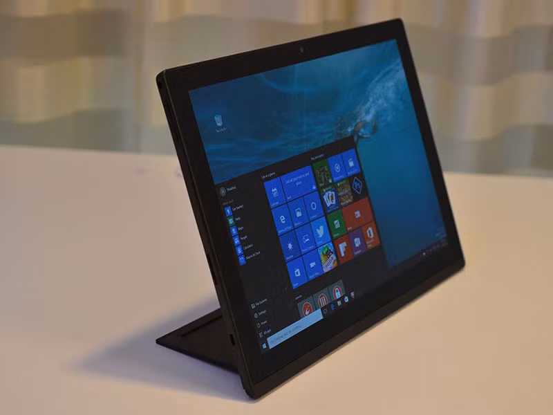 Dung lượng RAM tối đa 16 GB, ổ cứng SSD 512 GB. Máy chạy trên hệ điều hành Windows 10.
