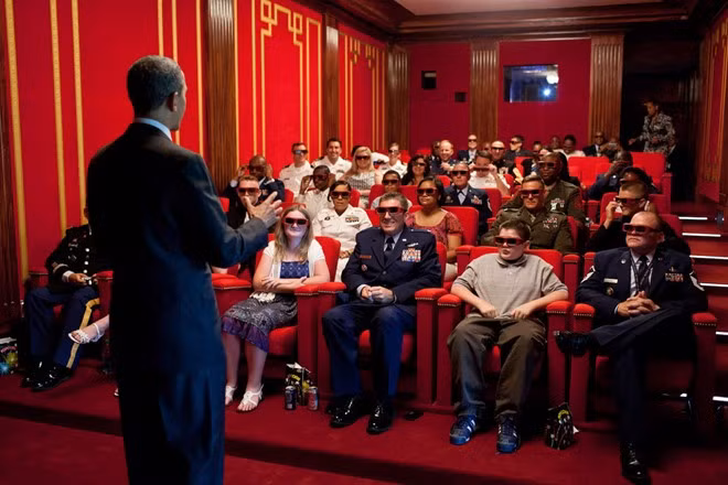  Công nghệ 3D tại rạp chiếu phim bên trong Nhà Trắng: Ít người biết rằng bên trong Nhà Trắng có một rạp chiếu phim mini, phục vụ gia đình Tổng thống và những người khác. Tất nhiên, rạp chiếu phim này còn cách rất xa so với tiêu chuẩn IMAX. Sức chứa của nó chỉ 40 người.