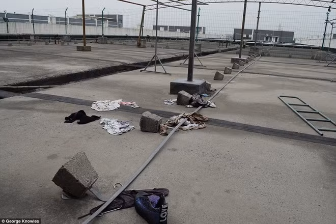 Ký túc xá nam và nữ được tách biệt bởi hàng rào, chỉ dùng chung sân thượng phơi quần áo. Những thứ còn sót lại cho thấy cuộc sống khắc nghiệt ở nơi đây. Một lao động chia sẻ: "Bảo vệ không thể kiểm soát an ninh trong ký túc, những công nhân ‘máu mặt' liên kết với nhau ăn cắp, trấn lột tiền bạc và đồ dùng có giá trị của người khác. Có lao động bị lấy sạch không còn tiền để ăn uống phải moi thùng rác để kiếm thức ăn thừa".
