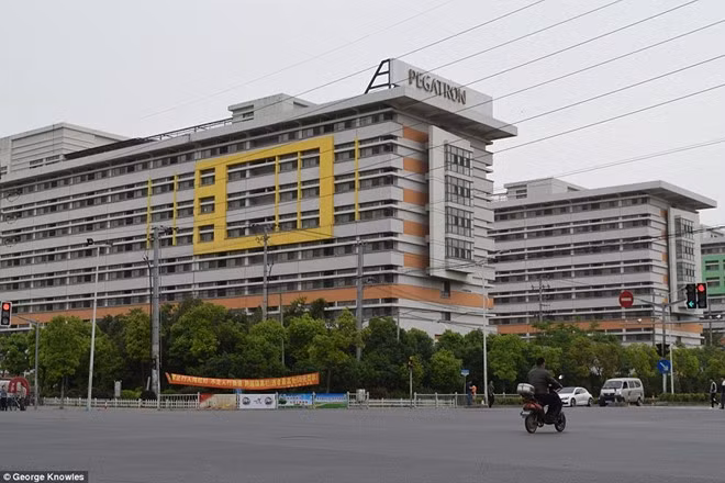 Nghỉ việc là điều xảy ra cơm bữa khi người lao động không thể chịu môi trường làm việc khắc nghiệt và điều kiện sống dưới mức tối thiểu. Mỗi tầng có 602 công nhân nhưng chỉ có 1 nhà vệ sinh, 1 phòng tắm dành cho tối đa 20 người, 50 bồn rửa mặt. Thiếu vệ sinh đã khiến nhiều công nhân bị mắc các bệnh về da, có nhiều người còn nổi những chấm đỏ do rệp cắn.