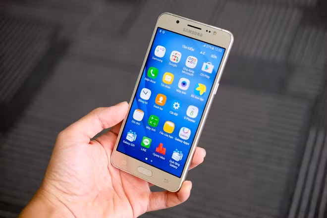 Bộ đôi mới của Samsung chạy trên hệ điều hành Android 6.0 Marshmallow. Giao diện được thiết kế lại khá gọn gàng, nhẹ nhàng.