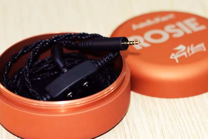 Jack cắm tai nghe có kích thước 3,5 mm, được mạ vàng tạo cảm giác sang trọng.