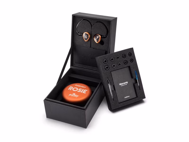  Tai nghe Astell&amp;Kern Rosie là chiếc tai nghe dạng nhét trong (in-ear) được hợp tác sản xuất bởi Astell&amp;Kern với Jerry Harvey Audio.