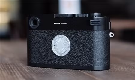 Màn hình phía sau của máy được thay bằng vòng chỉnh ISO. Theo Leica, sự thay thế này giúp người dùng trải nghiệm cảm giác như thay các cuộn phim với ISO khác nhau trước đây.