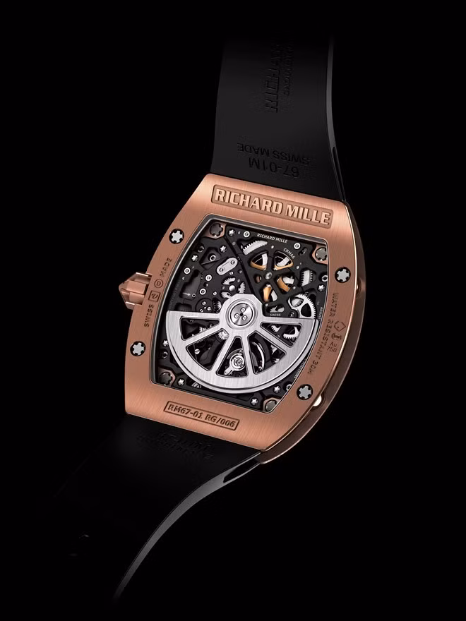 Đồng hồ Richard Mille RM 67-01 ra mắt với 3 phiên bản titanium, vàng trắng và vàng hồng, với độ mỏng đáng kinh ngạc cùng tonneau-shaped linh hoạt trong nhiều mục đích sử dụng. RM 67-01 hiện tham gia triển lãm dành cho các khách VIP tại các nước có boutique chính thức ở châu Á và sẽ có mặt tại Việt Nam vào đầu tháng 6.