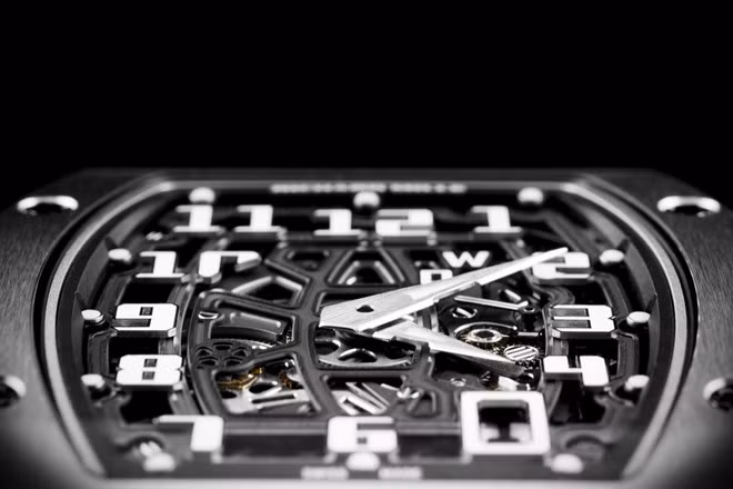 Mặt kính sapphire phô diễn toàn bộ cỗ máy, tấm nền với các đường sọc thẳng hàng thường thấy. 12 chữ số hiển thị giờ được tạo nên từ kim loại nguyên khối, chạy dọc một đường ray nhỏ gắn liền với cỗ máy, góp phần tạo chiều sâu cho chiếc đồng hồ siêu mỏng này. Cuối cùng, chiếc 67-01 vẫn duy trì sự tối giản với 2 kim giờ và phút. Cửa sổ ngày được bố trí ở vị trí 5 giờ. Đặc biệt, RM 67-01 vẫn có sự xuất hiện của kim chức năng chỉ vị trí của núm crown W (winding), D (date) và H (hours).