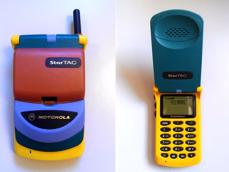 2. Motorola StarTAC Rainbow (thời điểm ra mắt: 1996).
