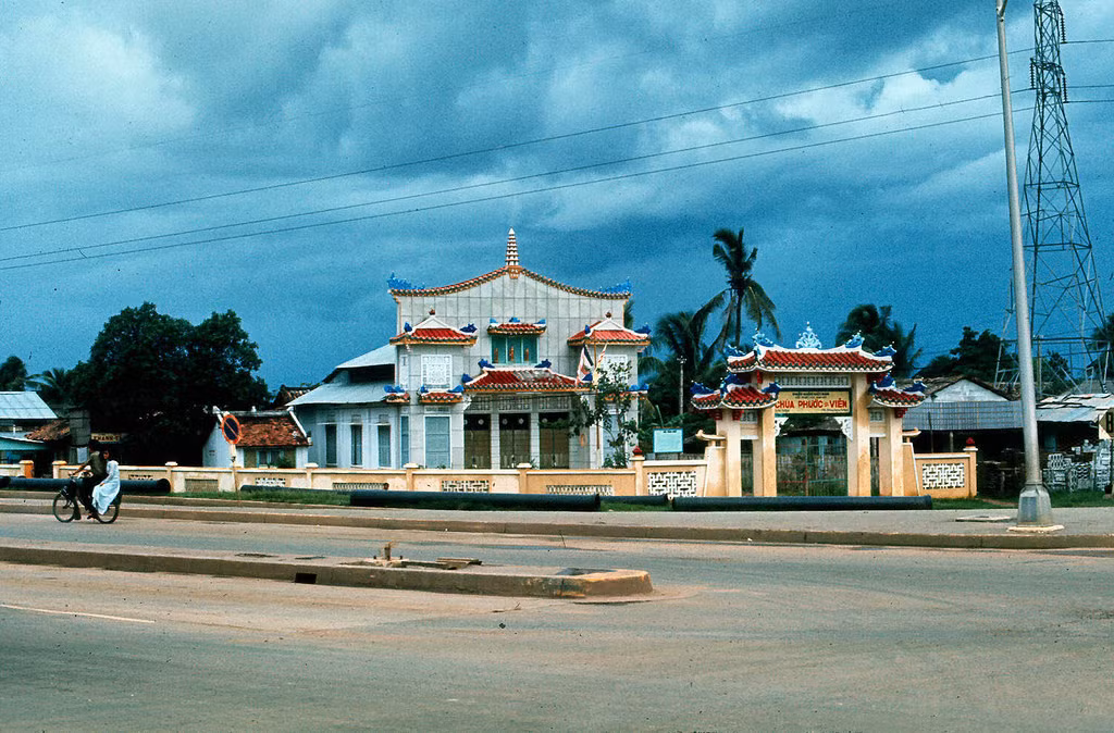 Đó là chùa Phước Viên nằm ở ngã tư Hàng Xanh (ngã tư Xô Viết Nghệ Tĩnh - Điện Biên Phủ, quận Bình Thạnh ngày nay). Ảnh: Ed Sutkas, 1965.