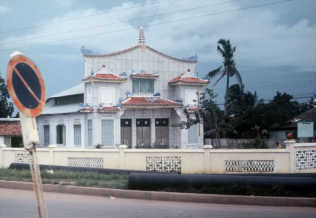 Trong giai đoạn chiến tranh Việt Nam, ở Sài Gòn có một ngôi chùa không có gì đặc biệt, nhưng lại được rất nhiều lính Mỹ chụp hình. Ảnh: Gary Mathews, 1965.