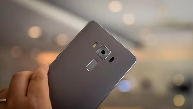  Điện thoại Asus ZenFone 3 Deluxe là phiên bản sở hữu cấu hình cao cấp nhất trong bộ 3 sản phẩm với thiết kế nhôm nguyên khối với dải ăng-ten biến mất ở mặt lưng giúp nó trở nên thanh thoát hơn.