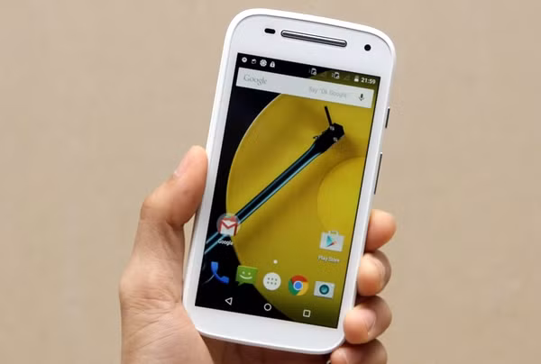  Moto E – Giá 1,99 triệu đồng. Có mức giá tương tự như hai phiên bản trên nhưng Moto E lại có cấu hình nhỉnh hơn khi trang bị bộ xử lý Qualcomm Snapdragon 410 lõi tứ tốc độ 1,2GHz và nguồn pin 2.390mAh. Máy cũng có thiết kế nhỏ gọn với màn hình 4,5 inch, độ phân giải 540x960 điểm ảnh, bộ nhớ RAM 1GB và bộ nhớ trong 8MB. Mặt sau của điện thoại tích hợp camera 5MP, đặc biệt máy hỗ trợ kết nối mạng 4G, đây được coi là một điểm sáng so với rất nhiều đối thủ trong cùng phân khúc giá rẻ.