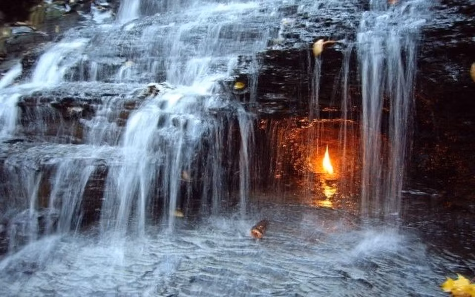 Ngọn lửa sau thác nước ở Pennsylvania là một ngọn lửa tự nhiên huyền bí nhất thế giới. Các nhà khoa học chứng minh rằng nhiệt độ trong động nhỏ này không đủ để duy trì sự cháy như vậy.