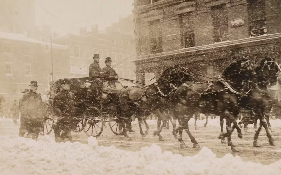 Các nhân viên mật vụ hộ tống đoàn xe chở ông William Howard Taft và người tiền nhiệm Theodore Roosevelt vượt qua trận bão tuyết để tới Đồi Capitol dự lễ nhậm chức Tổng thống của ông Taft ở Washington, tháng 3-1909. Ông William Howard Taft là Tổng thống thứ 27 của Mỹ.