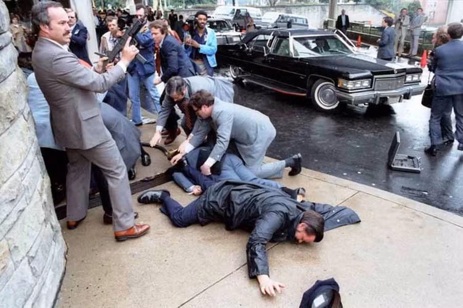 Thư ký Báo chí Nhà Trắng James Brady và sĩ quan cảnh sát Thomas Delahanty bị thương nằm trên mặt đất sau khi John Hinckley Jr. bắn 6 phát súng về phía Tổng thống Ronald Reagan bên ngoài khách sạn Washington Hilton ở Washington D.C, ngày 30/3/1981.