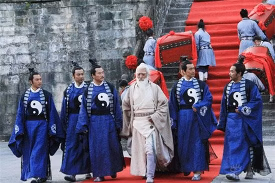 Trong Ỷ Thiên Đồ Long ký, Kim Dung từng nói rằng: “Võ công của Trương Tam Phong nghìn năm trước không ai sánh bằng, nghìn năm sau cũng chẳng ai vượt qua nổi.” Khi ấy Trương Tam Phong đã trăm tuổi, võ công đứng đầu thiên hạ. Các đệ tử của ông là Võ Đang thất hiệp cũng là những cao thủ số một thiên hạ. Trong những năm cuối đời, ông còn sáng tạo ra môn võ Thái cực quyền và Thái cực kiếm vô địch thiên hạ. Nguyên lý của 2 môn võ học này hoàn toàn tương phản với võ học đương thời là lấy tĩnh chế động, lấy nhu khắc cương, lấy chậm đánh nhanh. Một trong những đặc điểm nổi bật của môn võ này là mượn sức của đối thủ để đánh ngược lại đối thủ. 