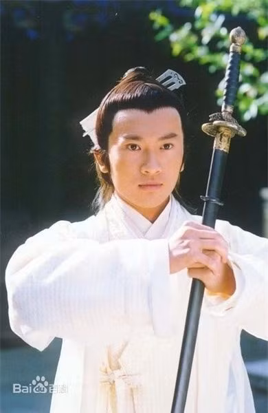 Minh Giáo: Là một giáo phái xuất xứ từ Ba Tư, sau được lưu truyền sang Trung Quốc thời nhà Đường. Tín đồ Minh giáo thường ít tiếp xúc với người đời nên luôn bị xem là tà giáo. Trong bộỶ Thiên đồ long ký, Trương Vô Kỵ đã vô tình học được tuyệt chiêuCàn khôn đại nã divà trở thành Giáo chủ của Minh Giáo. Với tinh thần nghĩa hiệp giúp yếu, luôn đối đầu với Mông Cổ, Minh Giáo đã không còn bị xem là tà đạo. Minh Giáo có các đệ tử giỏi võ công như Tạ Tốn, Dương Tiêu, Phạm Dao, Ân Thiên Chính, Vi Nhất Tiếu, Ân Tố Tố- mẹ ruột của Trương Vô Kỵ… Tuy bề ngoài nhìn họ rất độc ác, nhưng trong thâm tâm họ lại thích giúp đỡ kẻ yếu thế. 