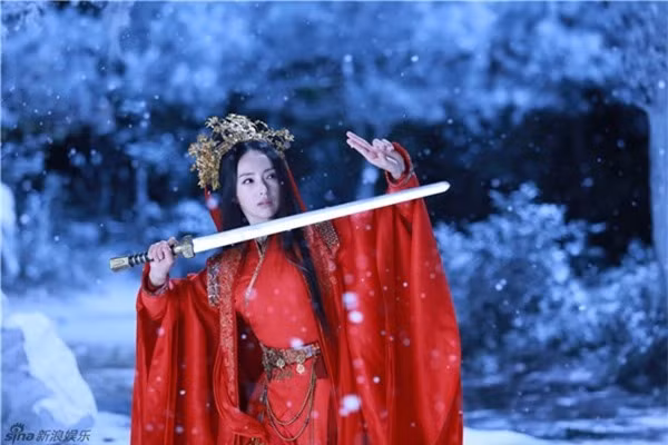 Cổ Mộ: Lâm Triều Anhlà người sáng lập ra phái Cổ Mộ. Bà là người yêu của Vương Trùng Dương – giáo chủ Toàn Chân Giáo. Vì không thể thành thân với người yêu, bà trở nên oán hận và lập ra môn pháiCổ Mộ ngay phía sau núi Chung Nam, bản địa của phái Toàn Chân. Do trong lòng bà vẫn luôn nhớ đến tình xưa nên đã khéo léo sáng tạo ra Ngọc Nữ Tâm Kinh, một môn võ vừa để khắc chế vừa hỗ trợ võ công của Toàn Chân giáo. Phái Cổ Mộ chỉ nhận đệ tử là nữ nhi nhưng Tiểu Long Nữ đã nhận chàng trai lém lỉnh Dương Quá làm đệ tử. Cả hai sư trò đã phát huy võ học của Lâm Triều Anh và luyện thành Ngọc Nữ kiếm pháp với tuyệt chiêu Song kiếm hợp bích.