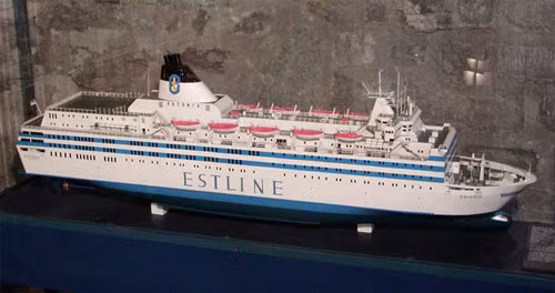 MS Estonia, chở tổng cộng 989 hành khách và thủy thủ đoàn, gặp sự cố và chìm ở ngoài khơi bờ biển Phần Lan khi đang hành trình từ thủ đô Tallinn của Estonia, tới Stockholm của Thụy Điển. Đây là một trong những thảm họa tồi tệ nhất trong lịch sử hàng hải thế giới. 