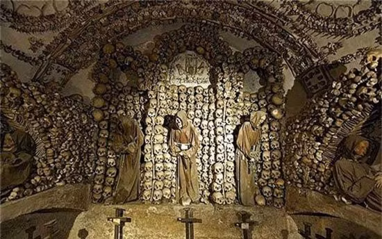 2. Lăng mộ Capuchin: Vào trước thế kỷ 18, tại tu viện Capuchin ở Palermo, Italia, những tu sĩ ở đây đã thực hiện một nghi thức tang lễ đặc biệt: ướp xác những người thân hữu. Những thi thể được trang điểm và ướp xác bên dưới khu mộ ngầm, rồi được treo lên tường. Điều đặc biệt là những xác ướp này đều có phục trang đắt tiền. Khi hình thức tang lễ này trở nên nổi tiếng, dân thường cũng được đặt xác tại hầm mộ của tu viện. Đến năm 1881, chính phủ Italia đã cấm việc ướp xác tại Capuchin. Cho đến bây giờ, gần 8000 xác ướp treo trên tường tu viện vẫn là một “kiệt tác” bí ẩn của lịch sử. 