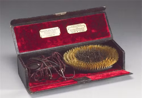 4. Làm sạch tóc (1890s): Được phát minh bởi Charles Klein, dụng cụ này hoạt động với cơ chế hút bụi ra khỏi tóc nhờ điện để hoạt động. 