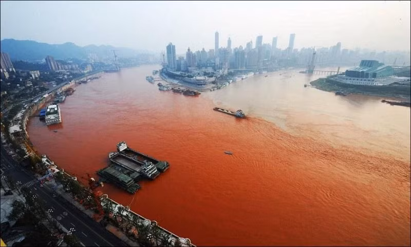 3. Sông Dương Tử, Trung Quốc: Con sông dài thứ 3 trên thế giới, chỉ đứng sau Amazon và sông Nile nhưng lại vượt xa chúng ở một lĩnh vực không mấy tích cực khác. Do tình hình thực tế, 17 ngàn khu định cư nằm trên bờ sông Dương Tử hầu hết không có hệ thống lọc, tất cả chất thải đều được thải thẳng vào sông. Thêm vào độ ô nhiễm đó là nhiều nhà máy hóa chất, các tổ hợp thép và hóa dầu cũng như vận chuyển hàng hóa thường xuyên khiến cho khối lượng nước bị ô nhiễm trong tuyến đường thủy này của Trung Quốc đạt 34 tỷ tấn và vẫn đang tiếp tục tăng.