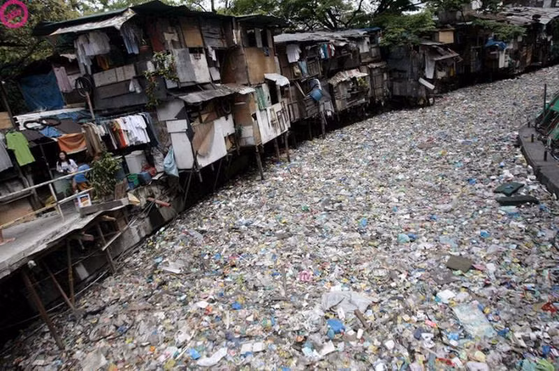 9. Sông Citarum, Indonesia: Với xuất hiện của các nhà máy cùng dân cư đông đúc dọc theo dòng Citarum, con sông từng một thời đẹp đẽ hiện đã trở thành một trong những dòng sông ô nhiễm nhất trong tự nhiên. Nằm trên đảo Java, bị bao vây bởi hơn 500 nhà máy với nước bẩn, nhiễm vi khuẩn và bị ngợp dưới một lớp dày chất thải gia đình cũng như chất thải công nghiệp đã khiến ô nhiễm tại Citarum đạt đến điểm cực hạn trong rất nhiều năm.
