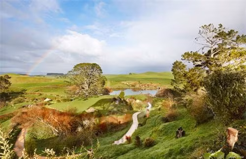 1. Hobbiton: Vùng đất kỳ diệu của người lùn Hobbit trong "Chúa nhẫn": So với các địa điểm đậm chất huyền thoại cổ xưa thì Hobbiton chỉ mới xuất hiện gần đây thôi, cỡ 20 năm. Kỳ thực, trước khi trở thành "huyền thoại", nó cũng chẳng khác gì một bãi cỏ bình thường.
