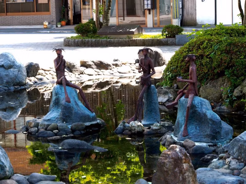 Trái ngược với những đô thị hiện đại như Tokyo, Yokohama, Osaka, Tono vẫn đầy vẻ đơn sơ, bình dị, đặc sệt nét nhà nông. Đặc biệt, trong làng còn có đền Unedori thời thần hôn nhân và cây điều ước linh thiêng nổi tiếng. Người ta tin rằng nếu chỉ dùng tay trái mà buộc được một mảnh vải màu đỏ lên cái cây này, thì mong muốn của mình sẽ trở thành hiện thực. Quanh năm, Tono đều có lễ hội dân gian được tổ chức. Nó đích thực là địa điểm lý tưởng nhất để tìm hiểu văn hóa bản địa xứ Phù Tang. 