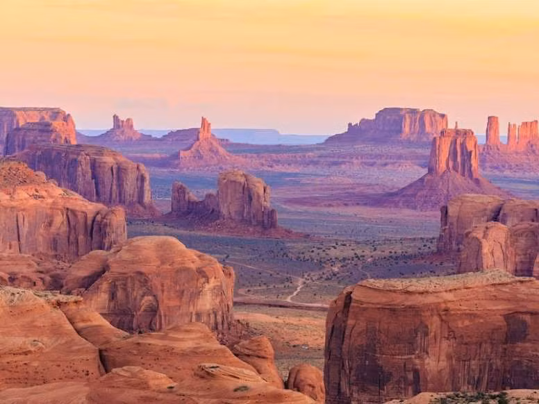 5. Thung lũng Monument, bang Arizona: Thung lũng được phủ đầy bởi cát đỏ này nằm ở ranh giới hai bang Arizona và Utah của Mỹ, được tô điểm bằng những cấu trúc sa thạch hùng vĩ, đẹp mắt đến ngỡ ngàng. Những “cột tháp” địa chất này được hình thành qua quá trình xói mòn trong vòng 50 triệu năm, với chiều cao từ 122 đến 305m. 