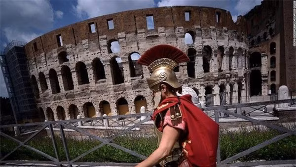 Rome (Italy): Đấu trường La Mã gần 2.000 năm tuổi nằm giữa thành phố hiện đại là một trong những khu vực gợi nhớ cho du khách về kỷ nguyên cũ đầy vinh quang của thành Rome. 
