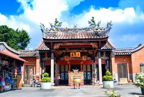Nằm ở thị trấn Bayan Lepas, cách thành phố Georgetown khoảng 12 km, phía tây nam đảo Penang, Malaysia, đền Rắn là một trong những điểm tham quan nổi tiếng. Nơi đây được xây dựng nhằm tôn vinh Chor Soo Kong, một tu sĩ Phật giáo sống trong thời đại nhà Tống (960-1279) ở Phúc Kiến, Trung Quốc. Nhà sư có đức hạnh tuyệt vời, kiến thức y học uyên bác và luôn làm việc thiện suốt cuộc đời. Ảnh: Flickr. 