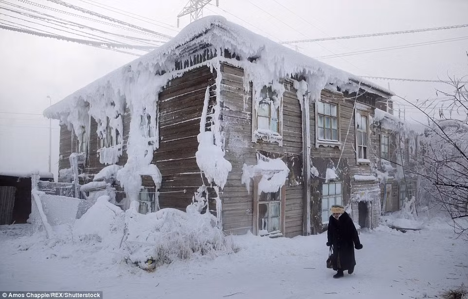 Làng Oymyakon (Nga): Ngôi làng Oymyakon xa xôi được biết đến là nơi lạnh lẽo nhất có người sinh sống trên thế giới. Nơi đây chỉ có dân số 500 người, họ sống trong bóng tối 21 giờ một ngày với nhiệt độ trung bình thấp khủng khiếp, rơi vào khoảng -58 độ. Ở Oymyakon, do khí hậu quá lạnh nên người dân không thể trồng trọt mà chỉ có thể sống bằng việc ăn thịt tuần lộc, cá đông lạnh và mì ống.Hệ thống ống nước trong nhà cũng khó có thể sử dụng khi nước đóng băng. Để tham quan làng Oymyakonm, du khách phải bay từ Yakutsk hoặc Magadan (Moskva), vượt qua cuộc hành trình dài 900km mới đến được ngôi làng này. Đặc biệt, đường thành phố dẫn đến Oymyakon được gọi là "Con đường xương", một trong những con đường nguy hiểm nhất hành tinh. 