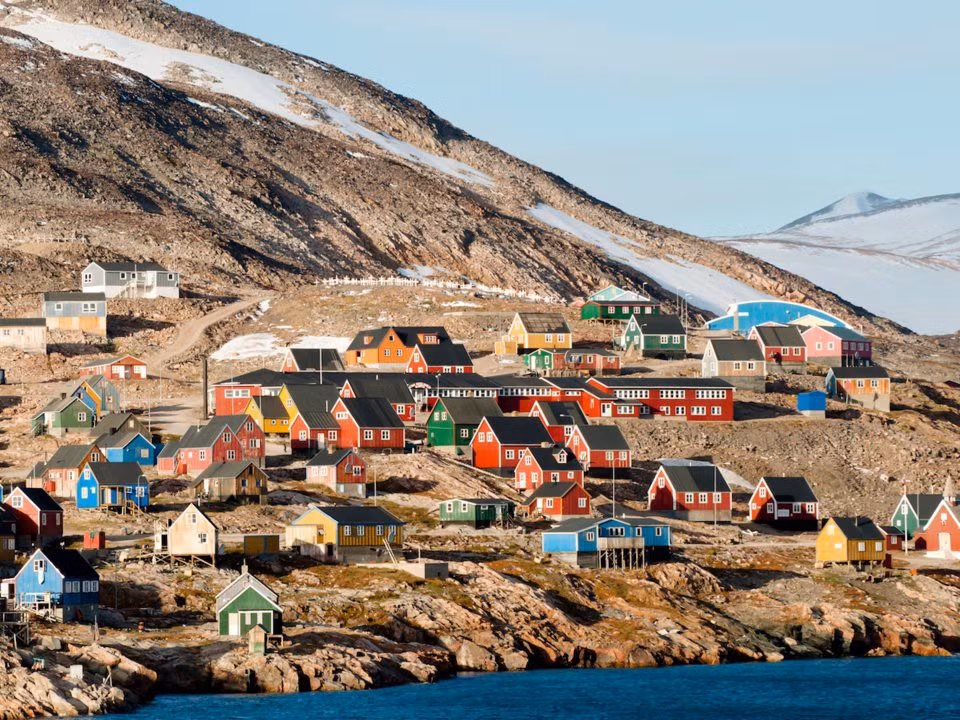 Thị trấn Ittoqqortoormiit (Greenland): Được thành lập vào năm 1925 bởi những cư dân đến từ Tasiilaq và miền đông đất nước Greenland, thị trấn Ittoqqortoormiit là nơi xa xôi nhất thế giới có người dân đất nước Greenland sinh sống. Thị trấn xinh đẹp này là nơi tuyệt vời để đi trượt tuyết và cắm trại, tuy nhiên vị trí đặc biệt của nó đã gây trở ngại cho bất kỳ hình thức du lịch nào. Để đến Ittoqqortoormiit, du khách bắt buộc phải đi trực thăng từ sân bay đến thị trấn vì không có một tuyến đường nào khác dẫn đến nơi này. Thậm chí, hàng năm thị trấn có hơn chín tháng không thể giao lưu với thế giới bên ngoài do băng tuyết.