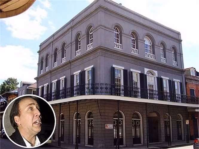  4. Ngôi nhà ma ám của nam tài tử Hollywood Nicolas Cage tại New Orleans (Mỹ): Năm 2009, nam diễn viên Nicolas Cage bỏ ra hàng triệu USD để mua biệt thự LaLaurie trong một cuộc bán đấu giá. Tuy nhiên, ông không ngờ biệt thự này từng có một lời nguyền ma ám bởi nơi đây đã diễn ra các vụ tra tấn, giết hại, hành quyết nô lệ dã man bởi những chủ nhân đầu tiên của nó. 
