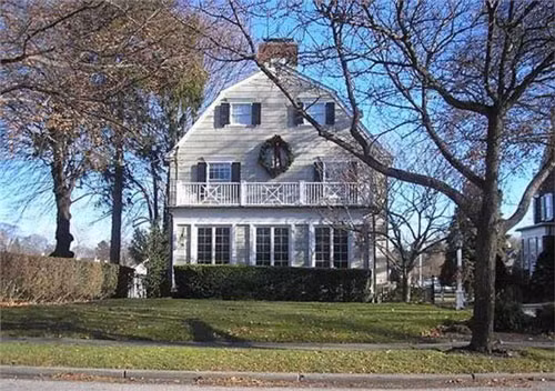  1. Ngôi nhà Amityville ở số 112 đại lộ Ocean (Mỹ): Đây là một trong những biệt thự ma ám đáng sợ nhất thế giới. Đây cũng chính là nơi đã ra đời bộ phim kinh dị nổi tiếng của Hollywood 'The Amityville Horror'. Mọi chuyện bắt đầu từ vụ án mạng thảm khốc xảy ra trong ngôi nhà này năm 1974. Ronald DeFeo Jr – một thành viên trong gia đình đã nhẫn tâm ra tay sát hại 6 người thân. 