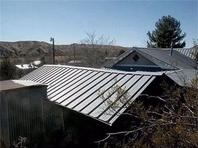  9. Nhà ma ám ở Ghost Town, New Mexico, Mỹ: Josh Bond, chủ sở hữu của một ngôi nhà ở trung tâm thị trấn ma, Cuchillo, New Mexico, Mỹ phải bán tống bán tháo khối tài sản của mình bởi nhiều ngày mất ăn mất ngủ vì bị ma ám. 