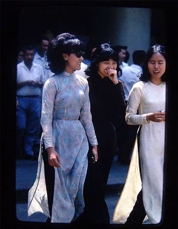 Mẫu cổ áo thời đó cũng phong phú từ cổ tròn, cổ tàu 3 phân cho đến cổ truyền thống. 