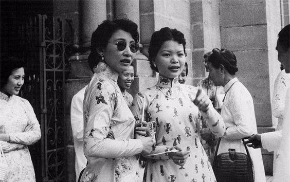 Thời đó, khi kỹ thuật in, thiết kế vải còn chưa phát triển các thiếu nữ Sài Thành đã sở hữu những mẫu vải bắt mắt và trẻ trung. 