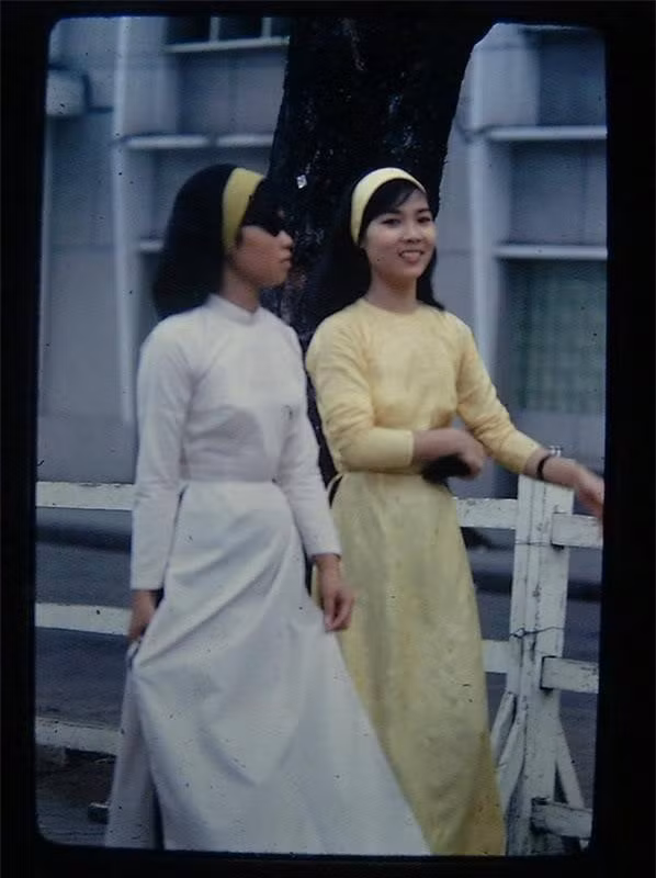 Những thiếu nữ xinh đẹp khéo léo lựa chọn phụ kiện khi diện áo dài. Từ những chiếc kính mắt sang chảnh, ngọc trai cổ điển cho tới những kiểu khăn lụa đều được các cô gái vận dụng thời thượng. Những kiểu băng đồ đồng điệu màu áo là gợi ý hay dành cho những chị em mê áo dài. 