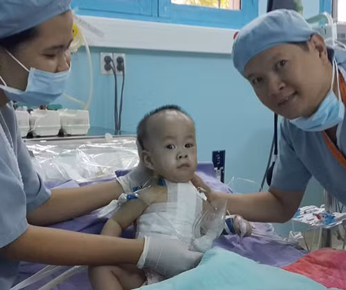 TS.BS Trương Quang Định, Phó giám đốc Bệnh viện Nhi đồng 2 TP.HCM hạnh phúc bên bé Phi Long sau khi cai máy thở. TS.BS Trương Quang Định, Phó giám đốc Bệnh viện Nhi đồng 2 TP.HCM hạnh phúc bên bé Phi Long sau khi cai máy thở.