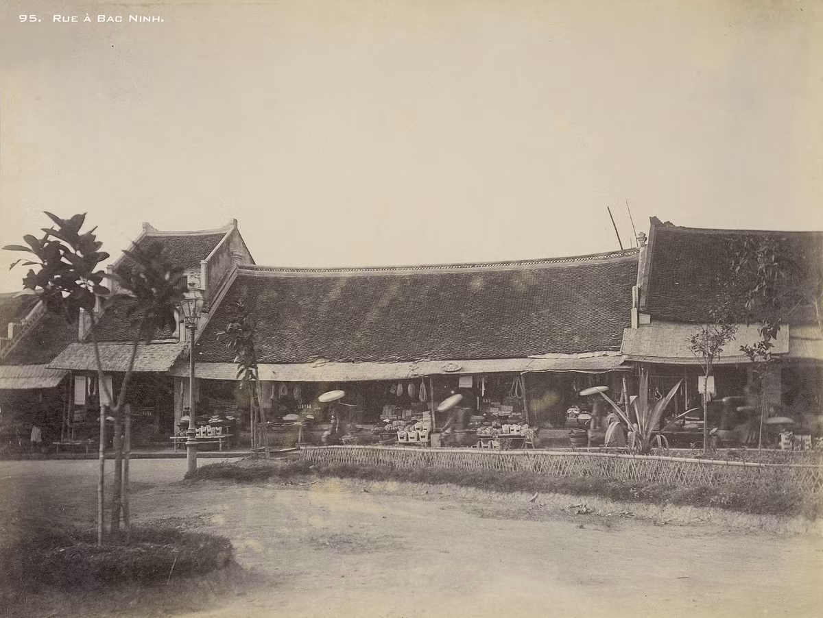 Một phố buôn bán ở Bắc Ninh năm 1899. Ảnh: Bunum.univ-cotedazur.fr.