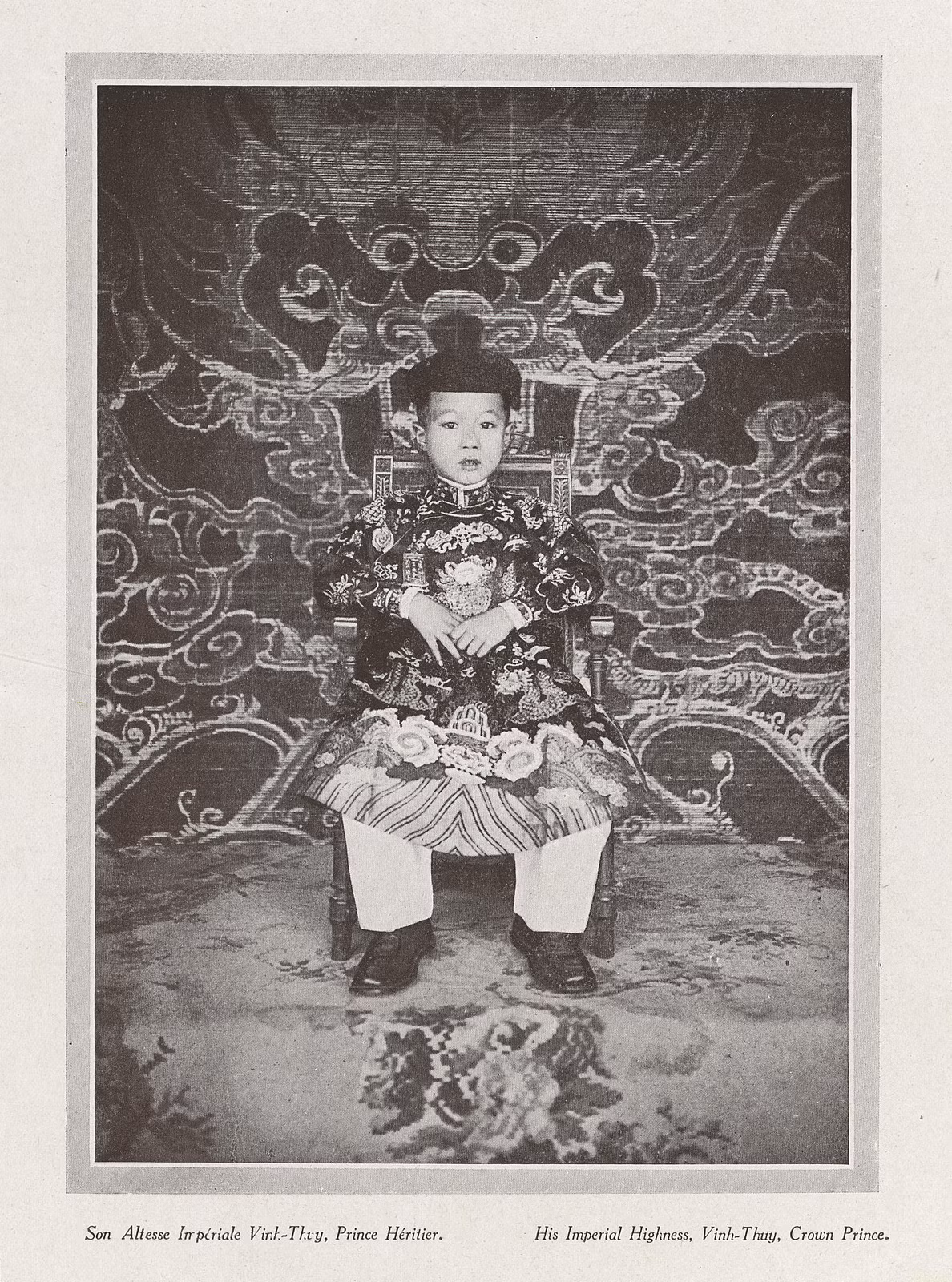 Thái tử Vĩnh Thụy, con trai vua Khải Định, người trong tương lai sẽ thành vua Bảo Đại, vị vua cuối cùng của nhà Nguyễn. Mời quý độc giả xem video: Đẹp ngỡ ngàng kiến trúc nhà vườn Huế. Nguồn: VTC1.
