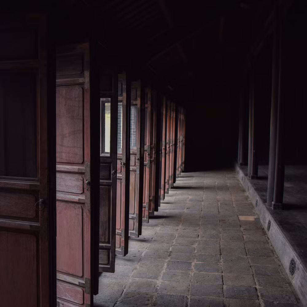 Phía sau những cánh cửa của khu tẩm điện. Ảnh: Pierre Amiand / 500px.com.