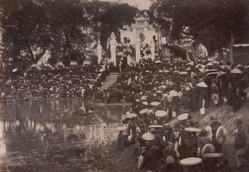 Lễ hội ở đền Quán Thánh năm 1893. Mời quý độc giả xem video: Tín ngưỡng thờ mẫu Việt Nam: Di sản nhân loại. Nguồn: VTC14.