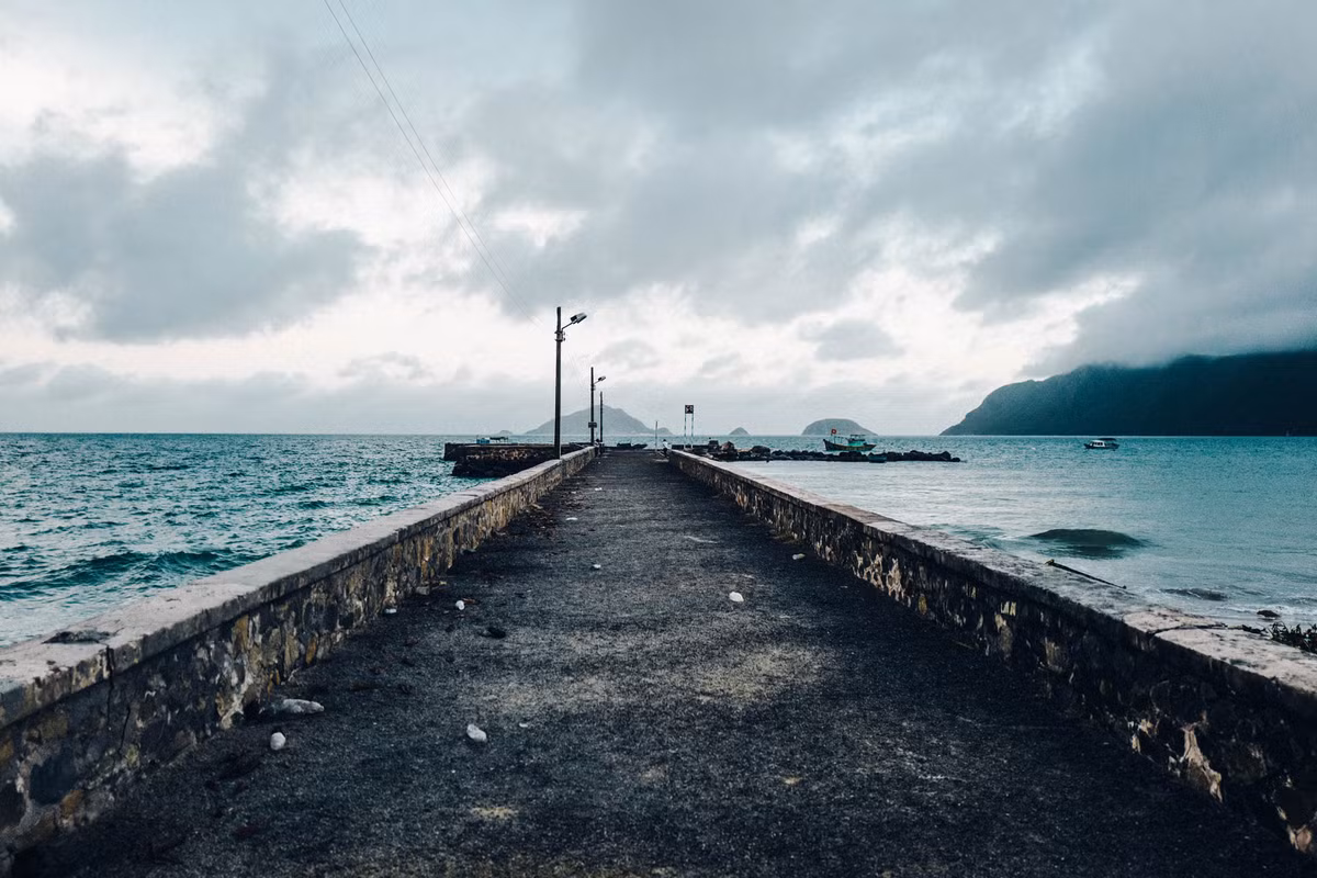 Trên cầu tàu một ngày mưa. Ảnh: Peboiton / 500px.com.