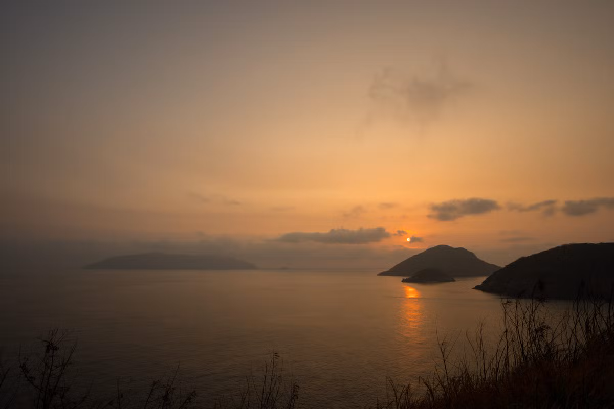 Cảnh bình minh nhìn từ một sườn núi Côn Đảo. Ảnh: Nicolas Michaelis / 500px.com.
