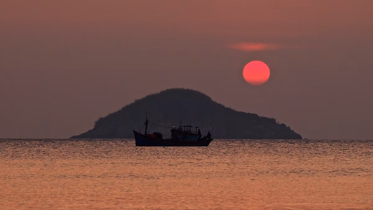 Ánh tà dương nhuộm hồng biển. Ảnh: Stephen Cunningsworth / 500px.com.