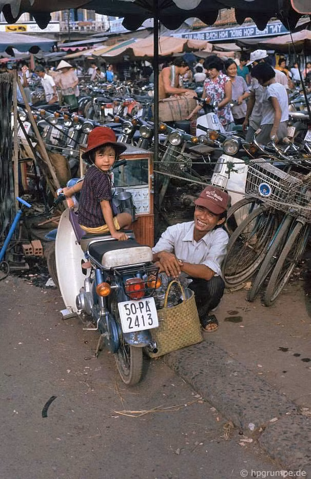 Bãi gửi xe máy bên ngoài chợ Bình Tây năm 1991.