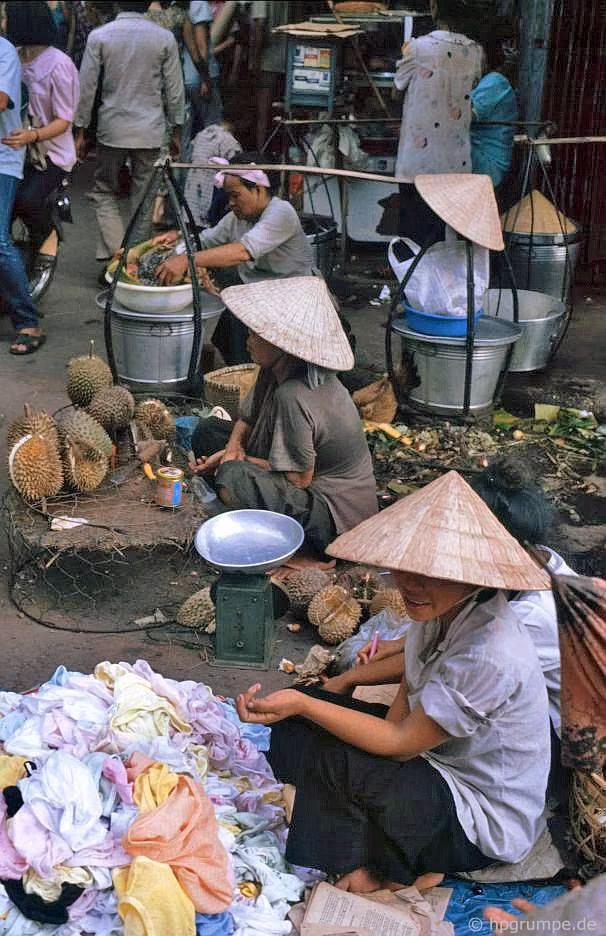 Cửa hàng bán sầu riêng. Mời quý độc giả xem video: Săn hàng độc tại chợ “đồng nát” Sài Gòn. Nguồn: VTC1.